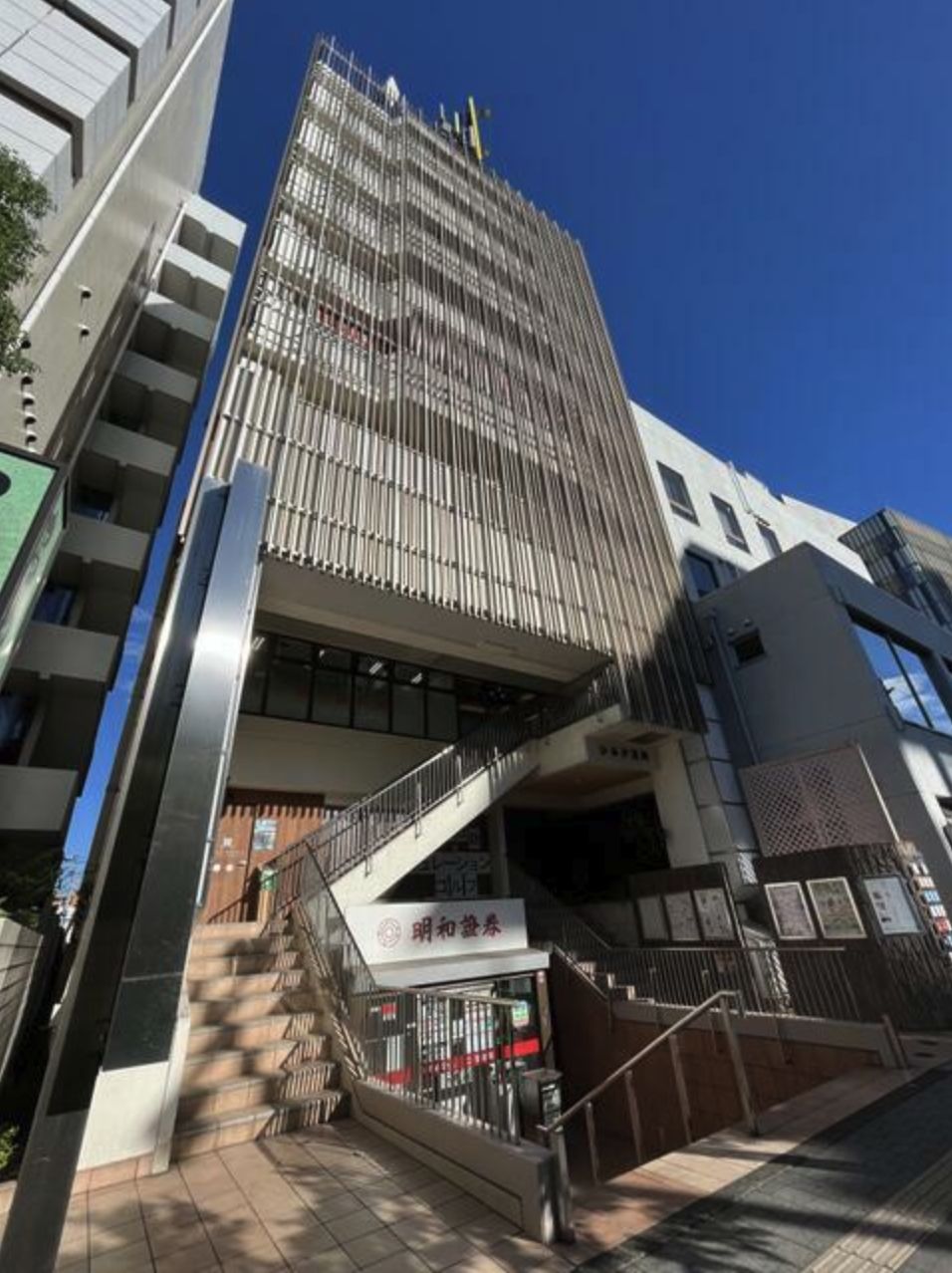 【世田谷区・二子玉川駅徒歩3分】視認性良好の大型貸店舗！店舗・オフィスにおすすめ
