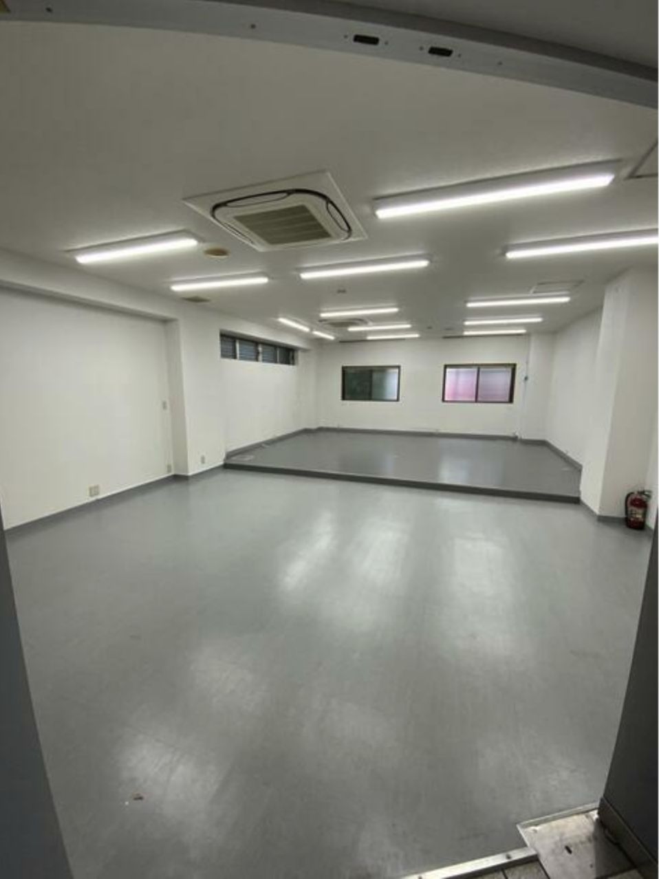 【世田谷区・千歳烏山駅徒歩12分】駐車場2台付き/事務所仕様の1階テナント/事務所・スクール・サービス店舗におすすめ