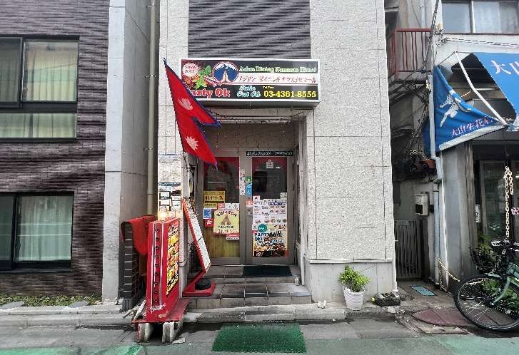 【中野区・新井薬師前駅徒歩3分】駅前主導線にある小箱飲食店居抜き物件／店舗が連なる通り沿い・約9.93坪