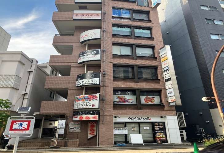 【多摩市・聖蹟桜ヶ丘駅徒歩3分】カラオケ可のバー居抜き物件／内装美麗・営業時間制限なし・約13.8坪