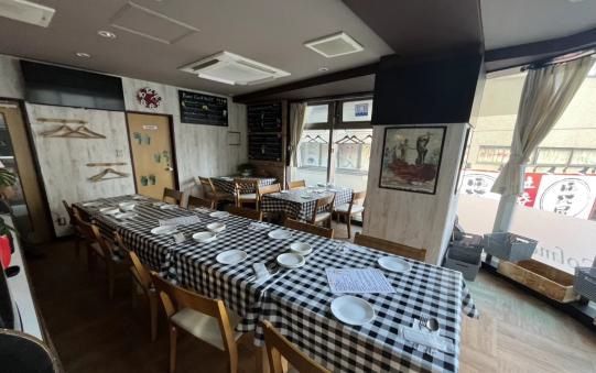 【川崎市・川崎駅徒歩5分】アトレ川崎至近の視認性◎な2階洋食・バル居抜き物件／京急川崎駅から徒歩3分／約10.9坪