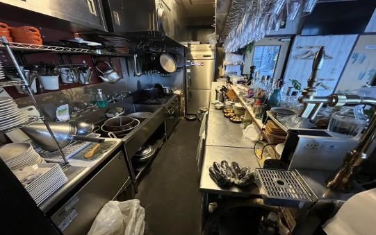 【川崎市・川崎駅徒歩5分】アトレ川崎至近の視認性◎な2階洋食・バル居抜き物件／京急川崎駅から徒歩3分／約10.9坪