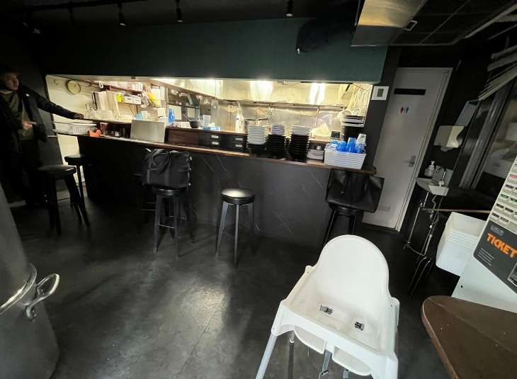 【横須賀市・津久井浜駅徒歩1分】賃料13.2万円の駅前通り1階路面8.64坪／周辺ラーメン店希少な小箱ラーメン店居抜き物件【京急久里浜線】【物件取得費300万以下】