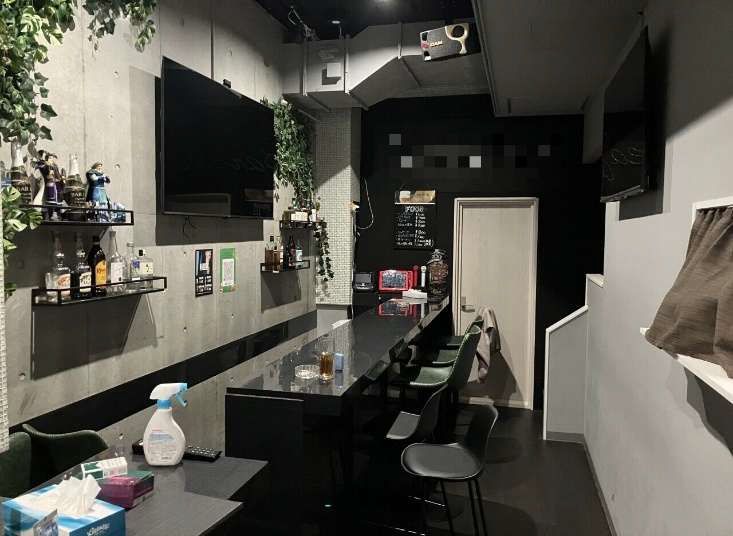 【渋谷区・恵比寿駅徒歩5分】カラオケ可のバー居抜き物件／個室・カウンターあり・モノトーン内装の約20.24坪