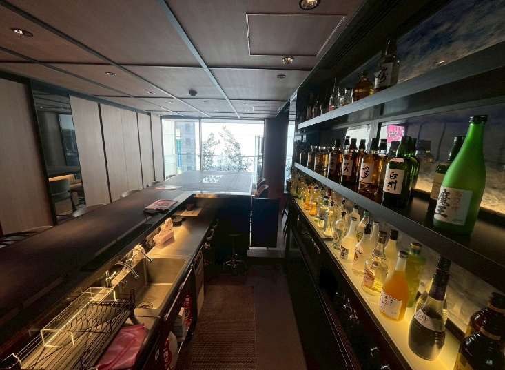 【渋谷区・恵比寿駅徒歩2分】アトレ恵比寿向かい・駅前ロータリー至近の内装美麗バー居抜き物件／約15.36坪
