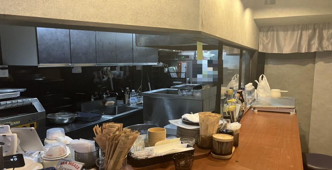 【港区 三田駅 居抜き】徒歩3分・約4.9坪の小箱カウンター店舗／ワンオペ運営×デリバリー対応の飲食店物件