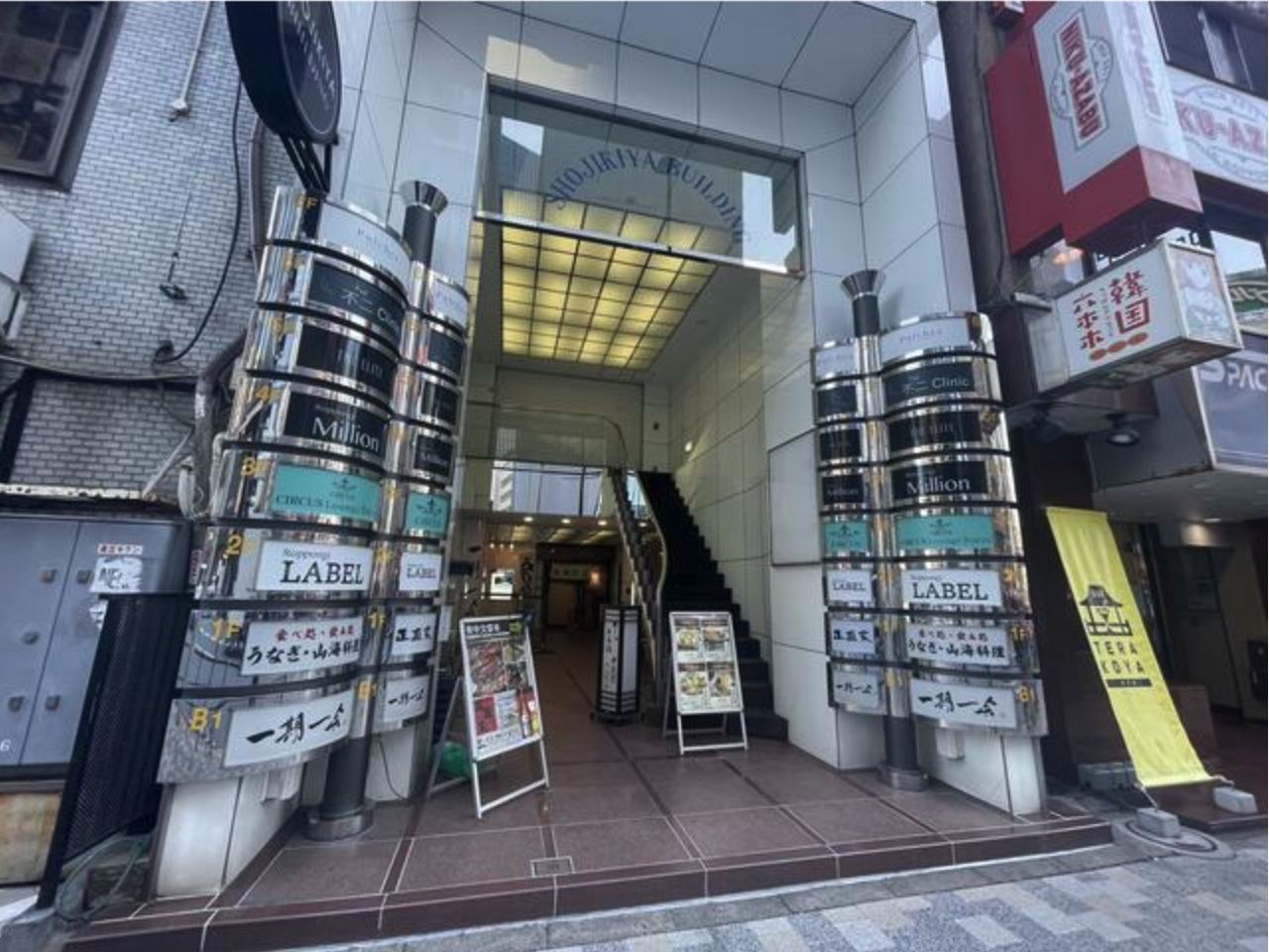 【港区・六本木駅徒歩1分】約44坪の大型飲食店向け店舗/六本木交差点至近/地下1階