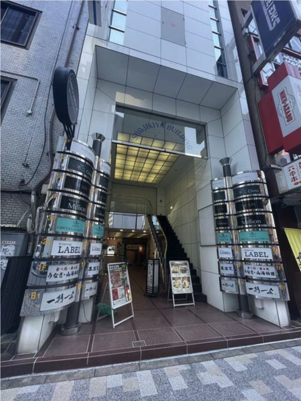 【港区・六本木駅徒歩1分】約44坪の大型飲食店向け店舗/六本木交差点至近/地下1階