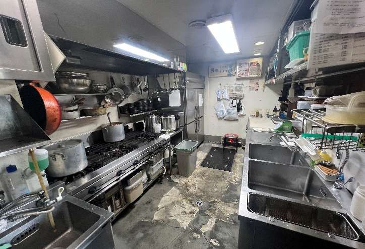 【多摩市・聖蹟桜ヶ丘駅徒歩5分】川崎街道沿いの間口が広い焼肉居抜き物件／急行停車駅・約20.14坪