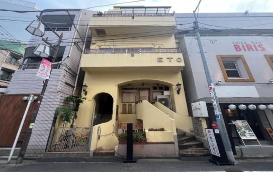 【豊島区・大塚駅徒歩2分】南口飲み屋街にある半地下シーシャバー居抜き物件／黄色い外観が目を引く約15.14坪