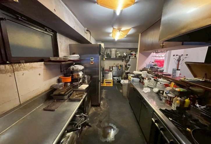 【豊島区・池袋駅徒歩5分】池袋北口エリアの飲食店集積地にある1階路面居抜き物件／約9.3坪