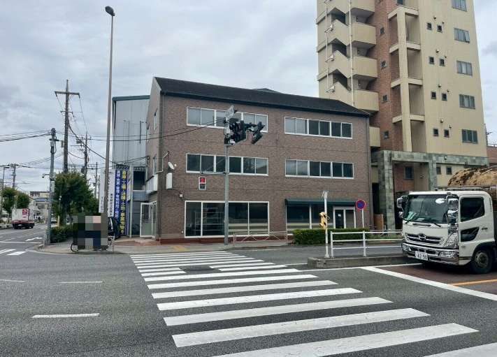 【足立区・竹ノ塚エリア】4号線沿い角地の1階スケルトン店舗／視認性良好・約33.57坪