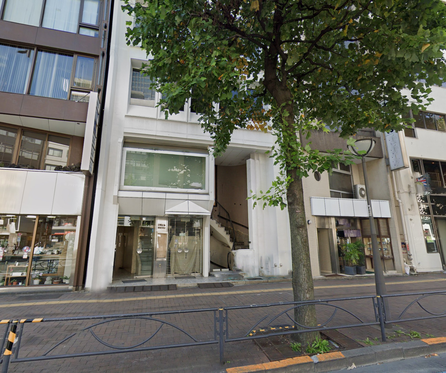 四ツ谷駅徒歩1分！専用階段ありの新宿通り沿い物件